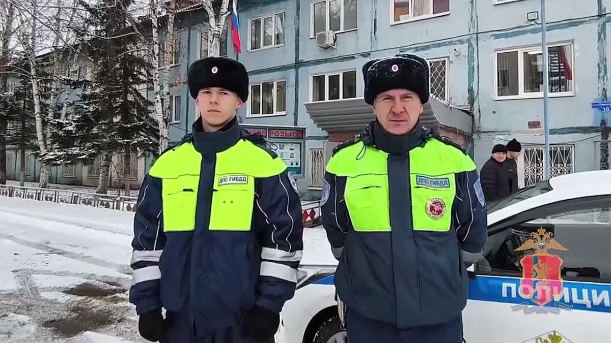 В Шарыпове сотрудники Госавтоинспекции пришли на помощь автолюбительнице, у которой в пути открутилось колесо