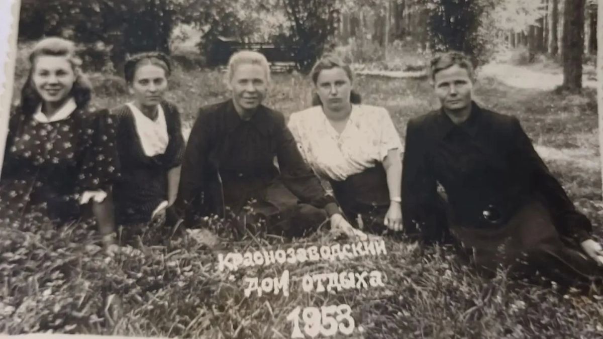 В свои 100 лет Людмила Завальная сохраняет удивительную бодрость духа: читает свежие газеты, следит за событиями в стране и летом хлопочет в огороде, а главный секрет долголетия видит в честном труде В свои 100 лет Людмила Завальная сохраняет удивительную бодрость духа: читает свежие газеты, следит за событиями в стране и летом хлопочет в огороде, а главный секрет долголетия видит в честном труде