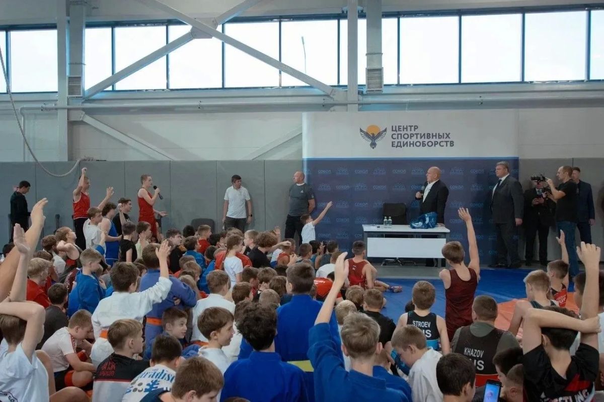 Встретились с легендой!. 350 ребят из разных отделений единоборств и спортивных школ Красноярска пообщались с Александром Александровичем Карелиным Встретились с легендой!. 350 ребят из разных отделений единоборств и спортивных школ Красноярска пообщались с Александром Александровичем Карелиным