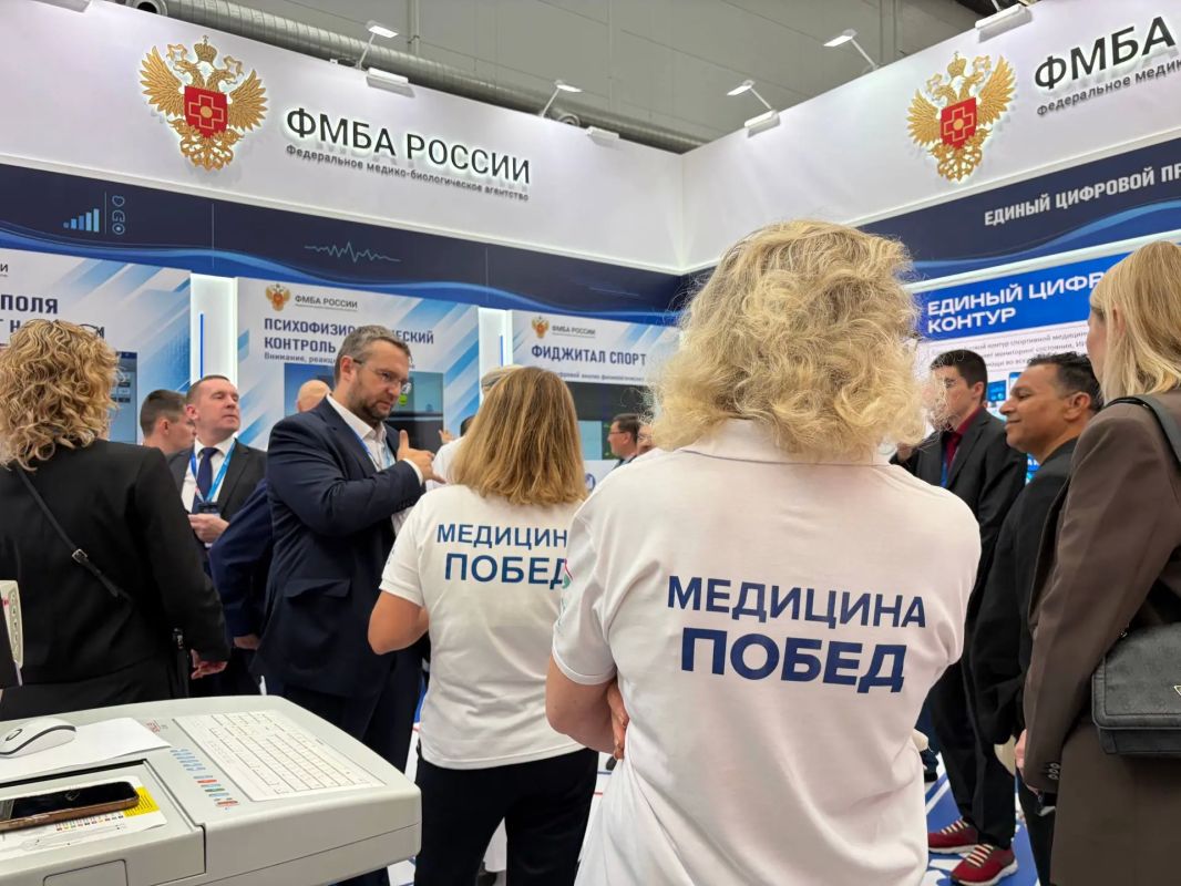 Дмитрий Чернышенко и Михаил Дегтярев оценили передовые технологии ФМБА России в сфере спортивной медицины Дмитрий Чернышенко и Михаил Дегтярев оценили передовые технологии ФМБА России в сфере спортивной медицины