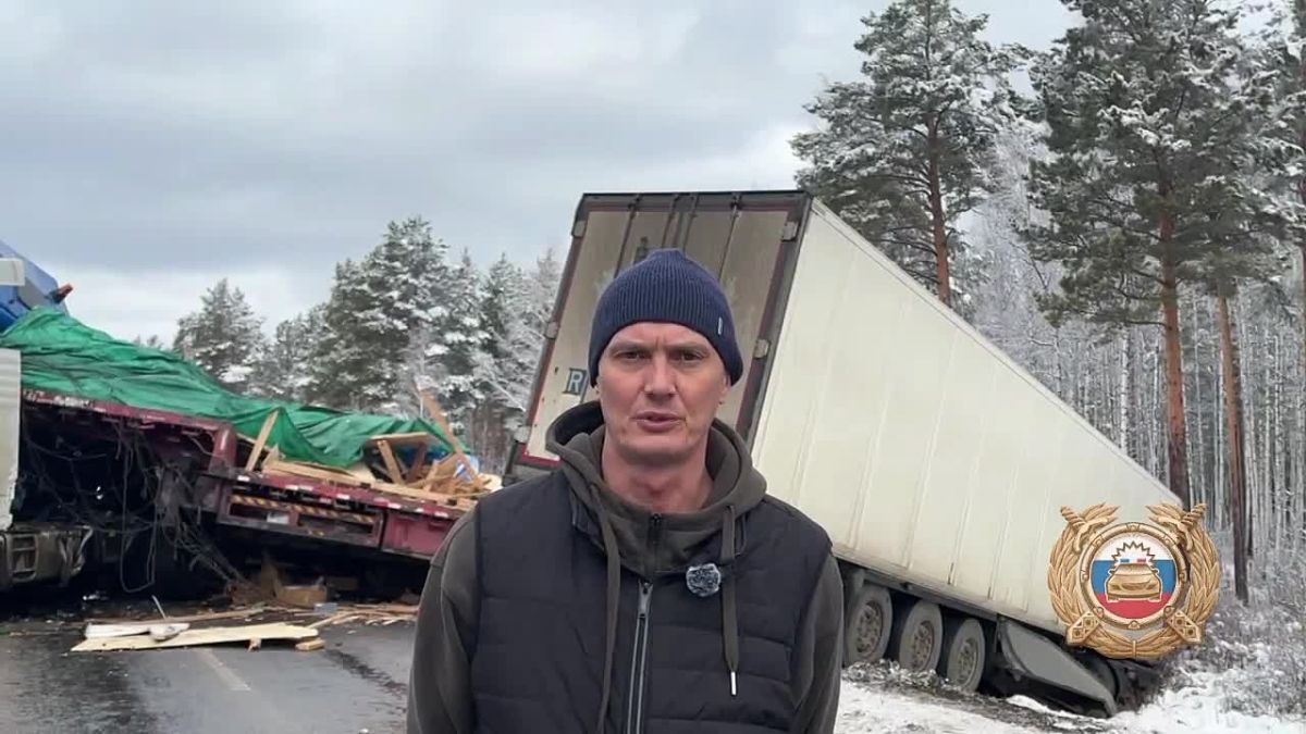 Сотрудники полиции работают на месте столкновения трех большегрузов в Нижнеудинском районе