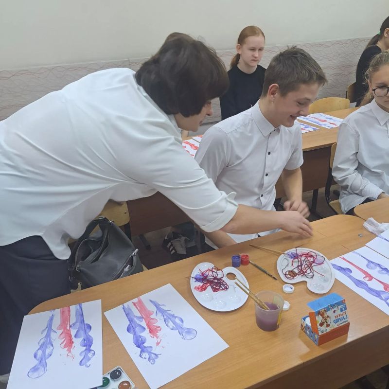 Рисуем нитью: в Нижнеингашской детской школе искусств прошёл мастер-класс «Цветы для Поздеева», посвящённый творчеству нашего земляка Андрея Поздеева Рисуем нитью: в Нижнеингашской детской школе искусств прошёл мастер-класс «Цветы для Поздеева», посвящённый творчеству нашего земляка Андрея Поздеева