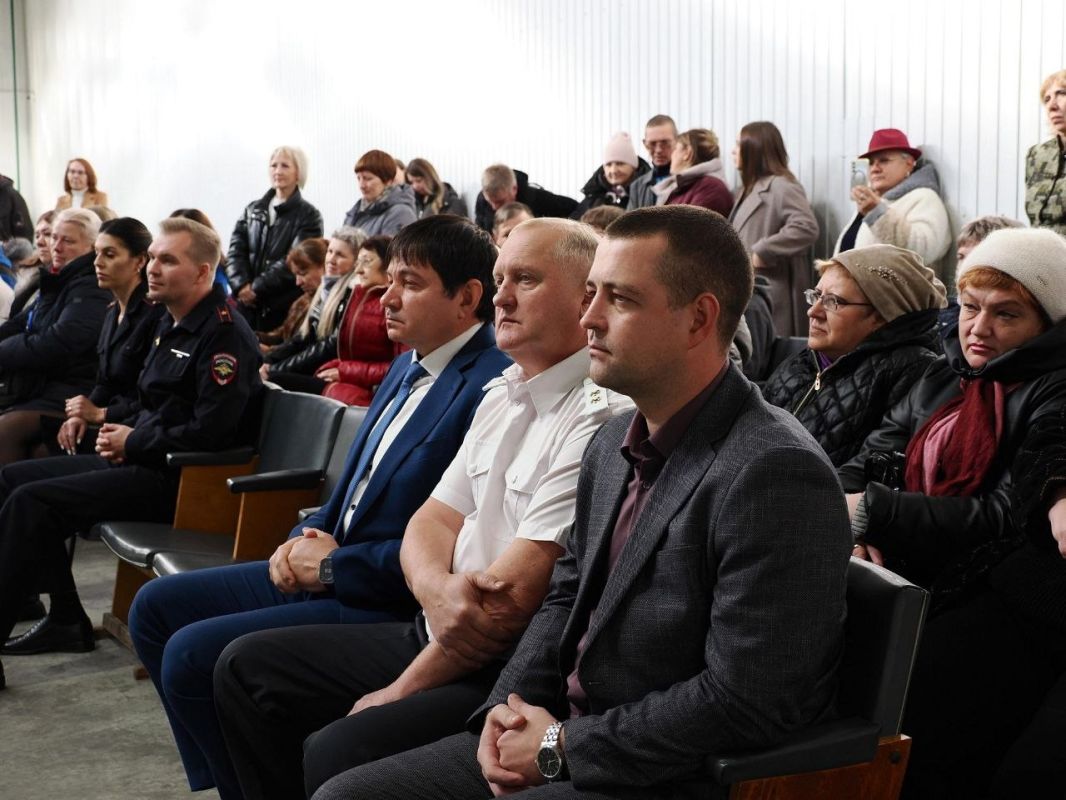 Наталия Фирюлина и Борис Растоскуев поздравили коллектив муниципального предприятия «Городской транспорт» с профессиональным праздником Наталия Фирюлина и Борис Растоскуев поздравили коллектив муниципального предприятия «Городской транспорт» с профессиональным праздником