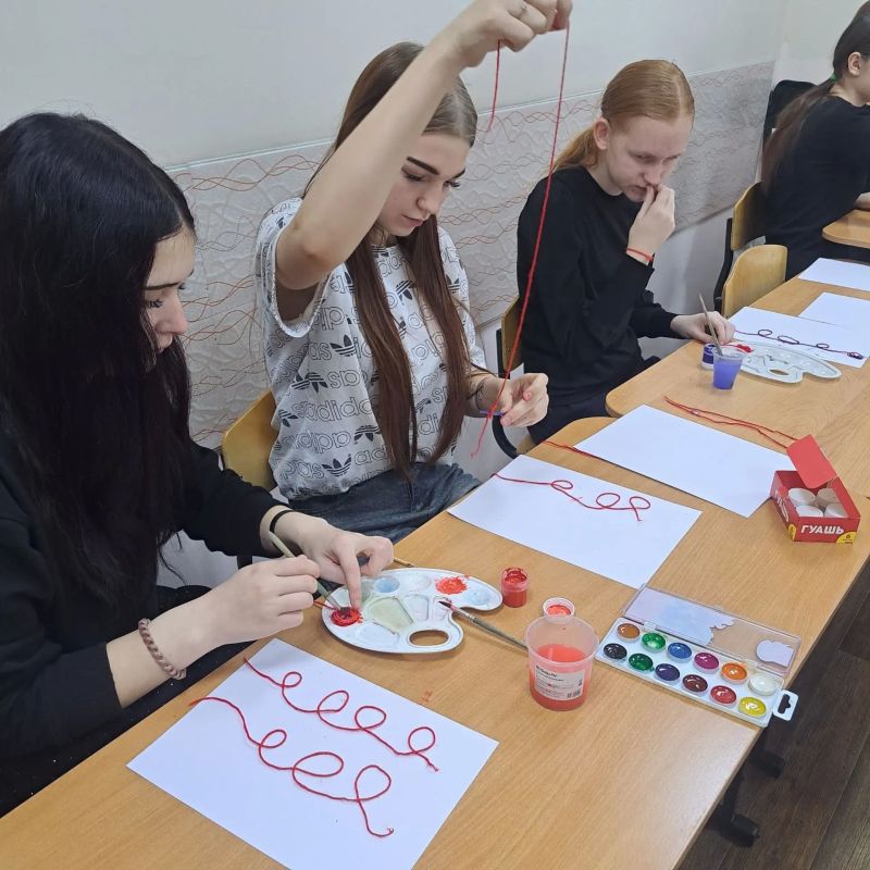 Рисуем нитью: в Нижнеингашской детской школе искусств прошёл мастер-класс «Цветы для Поздеева», посвящённый творчеству нашего земляка Андрея Поздеева