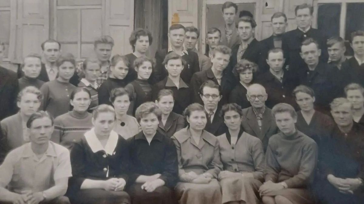 В свои 100 лет Людмила Завальная сохраняет удивительную бодрость духа: читает свежие газеты, следит за событиями в стране и летом хлопочет в огороде, а главный секрет долголетия видит в честном труде В свои 100 лет Людмила Завальная сохраняет удивительную бодрость духа: читает свежие газеты, следит за событиями в стране и летом хлопочет в огороде, а главный секрет долголетия видит в честном труде