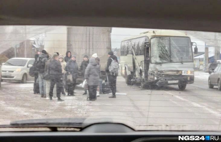 В КРАСНОЯРСКЕ НА УЛИЦЕ ГЛИНКИ ПАССАЖИРСКИЙ АВТОБУС СТОЛКНУЛСЯ С ГРУЗОВИКОМ В КРАСНОЯРСКЕ НА УЛИЦЕ ГЛИНКИ ПАССАЖИРСКИЙ АВТОБУС СТОЛКНУЛСЯ С ГРУЗОВИКОМ