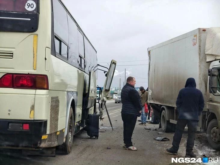 В КРАСНОЯРСКЕ НА УЛИЦЕ ГЛИНКИ ПАССАЖИРСКИЙ АВТОБУС СТОЛКНУЛСЯ С ГРУЗОВИКОМ В КРАСНОЯРСКЕ НА УЛИЦЕ ГЛИНКИ ПАССАЖИРСКИЙ АВТОБУС СТОЛКНУЛСЯ С ГРУЗОВИКОМ