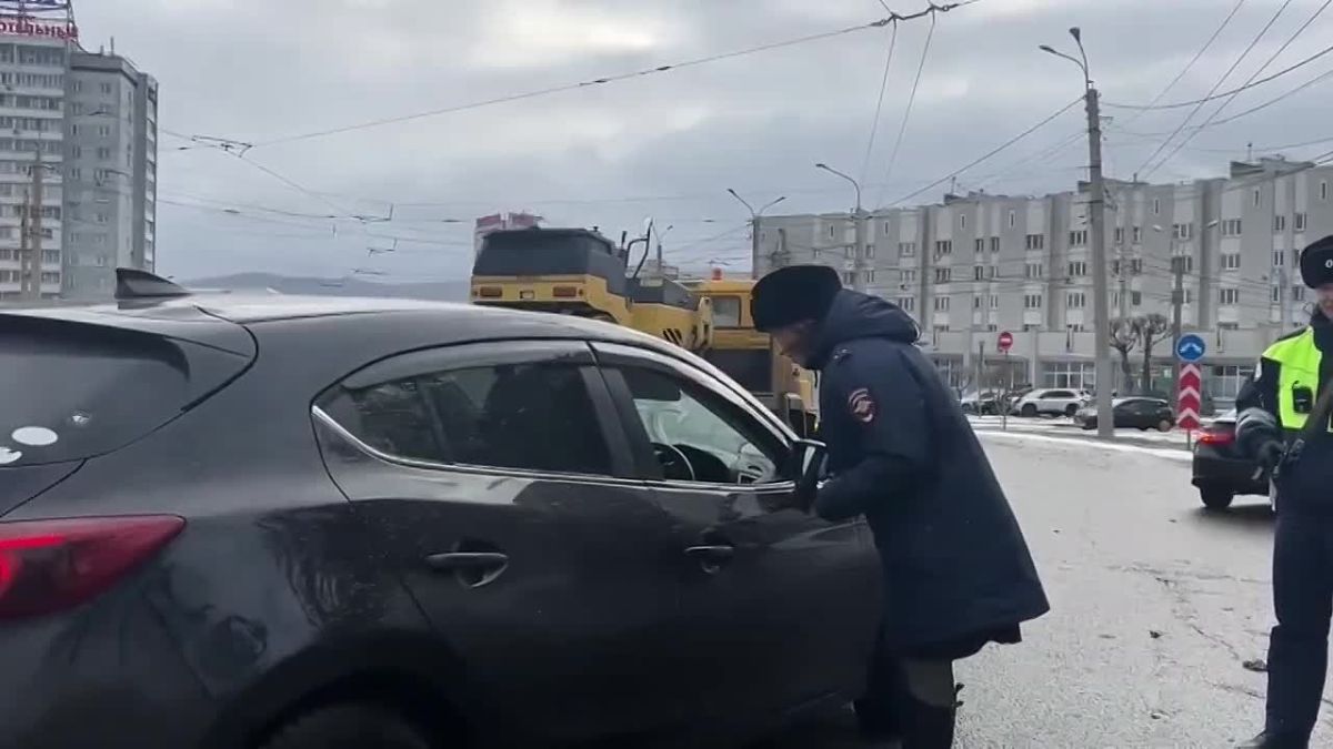 Сотрудники Госавтоинспекции Красноярска поздравили водителей с Днём автомобилиста