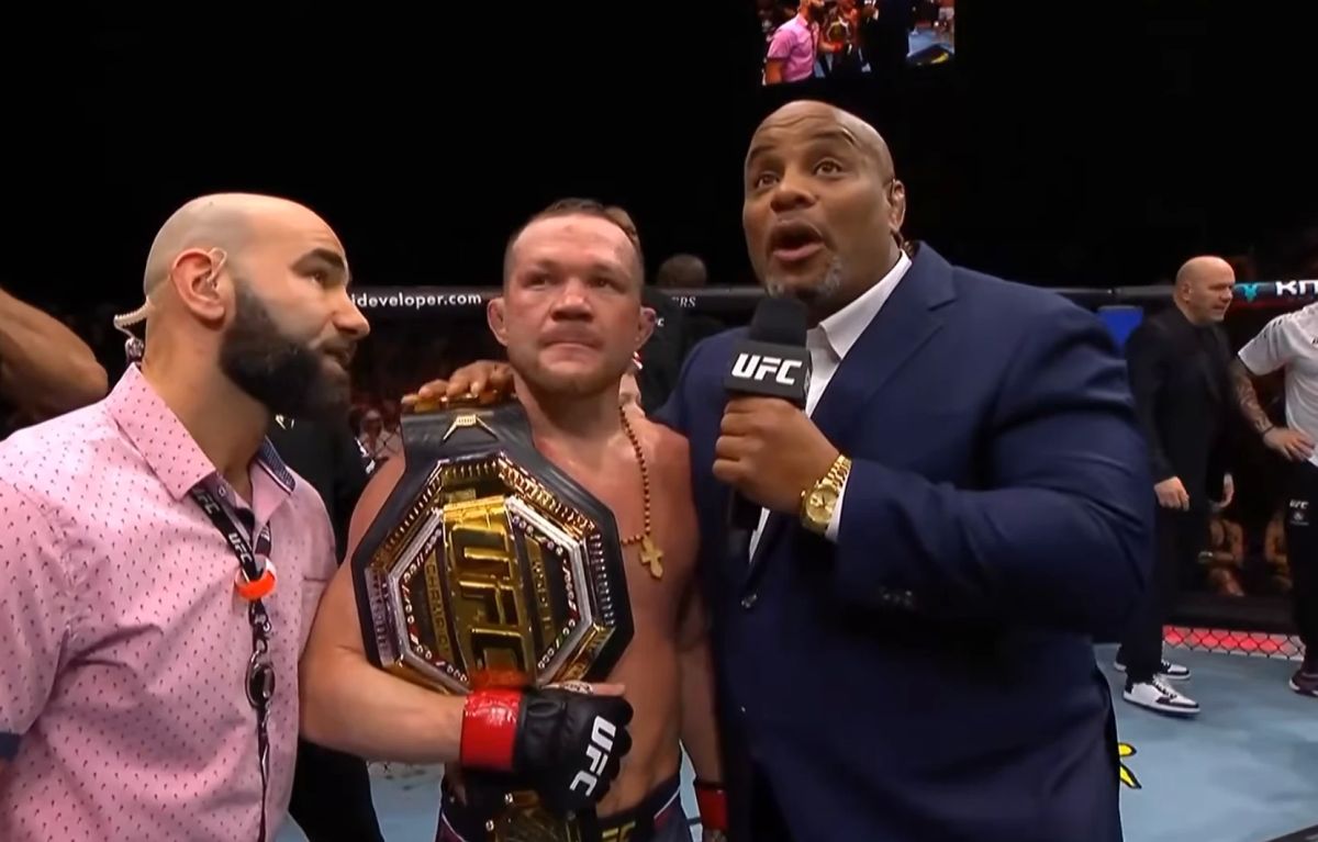 Боец из Красноярского края защитил титул чемпиона UFC в легчайшем весе