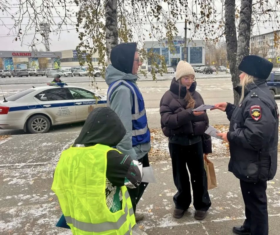 Безопасность - лучший подарок: в Ачинске прошла акция ко Дню автомобилиста Безопасность - лучший подарок: в Ачинске прошла акция ко Дню автомобилиста