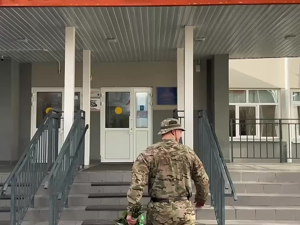 Боец СВО Андрей устроил дочери сюрприз, придя к ней на урок