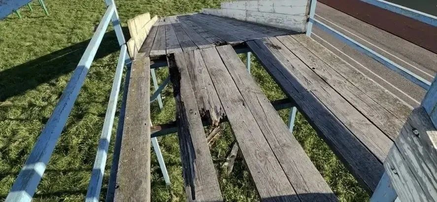 Острые края на горке и шатающиеся ворота: в Казачинском прокуратура добилась безопасности на детских площадках Острые края на горке и шатающиеся ворота: в Казачинском прокуратура добилась безопасности на детских площадках