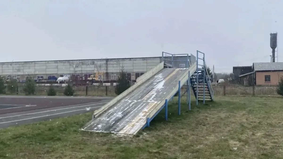 Острые края на горке и шатающиеся ворота: в Казачинском прокуратура добилась безопасности на детских площадках Острые края на горке и шатающиеся ворота: в Казачинском прокуратура добилась безопасности на детских площадках