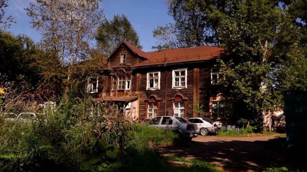 Отказ в операции, дочь-инвалид и аварийное жильё: как депутат Ирина Иванова помогает семье из Красноярска