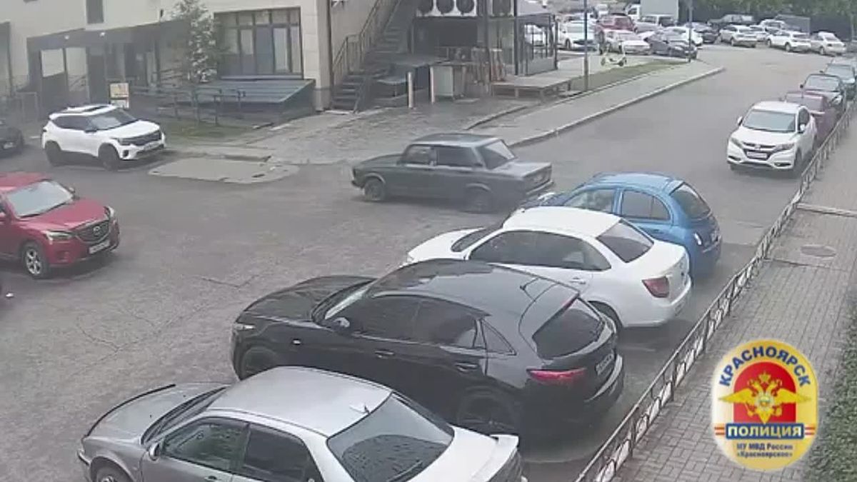 "Белый день на дворе, мы взламываем машину": молодые красноярские угонщики предстанут перед судом за похищение "семёрки"