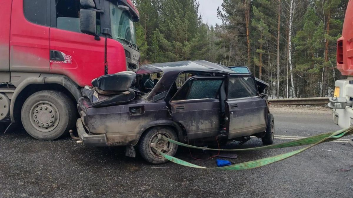 Водитель ВАЗ погиб в столкновении с фурой на трассе «Сибирь» Водитель ВАЗ погиб в столкновении с фурой на трассе «Сибирь»