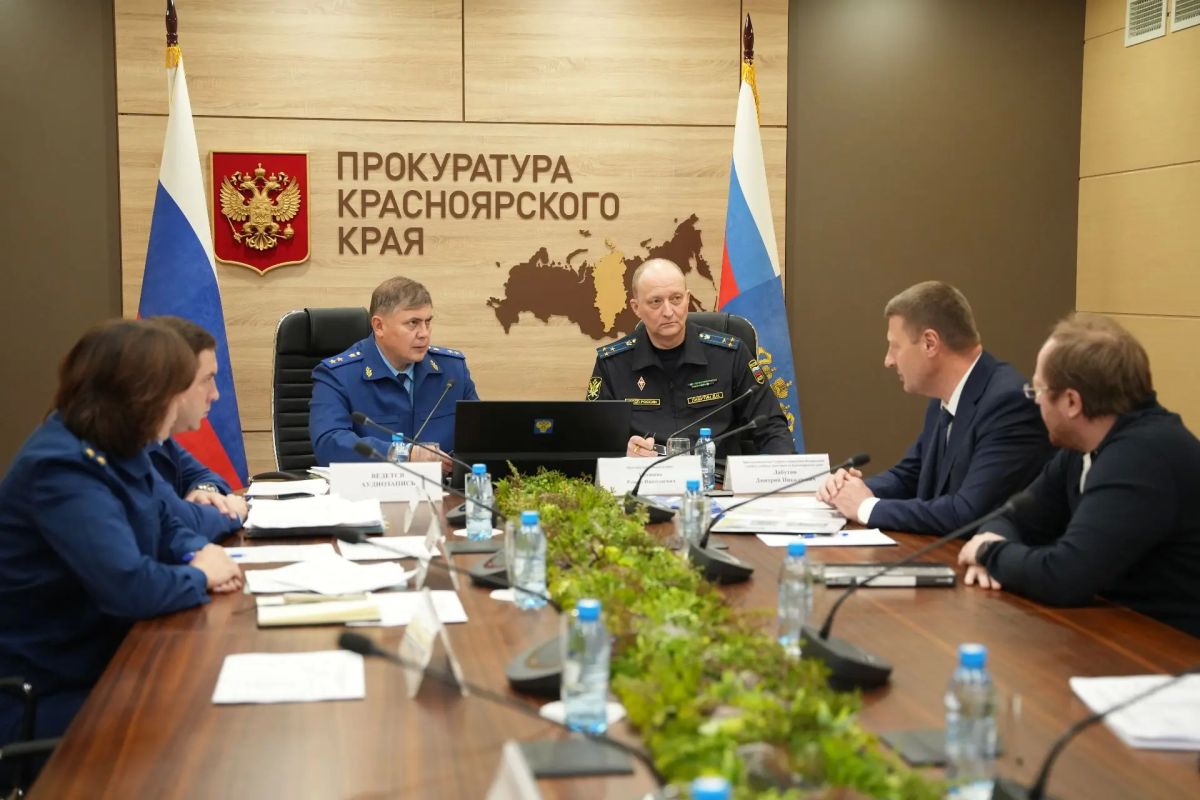 Исполнение под контролем: прокурор края провёл приём граждан вместе с руководителем службы судебных приставов Исполнение под контролем: прокурор края провёл приём граждан вместе с руководителем службы судебных приставов