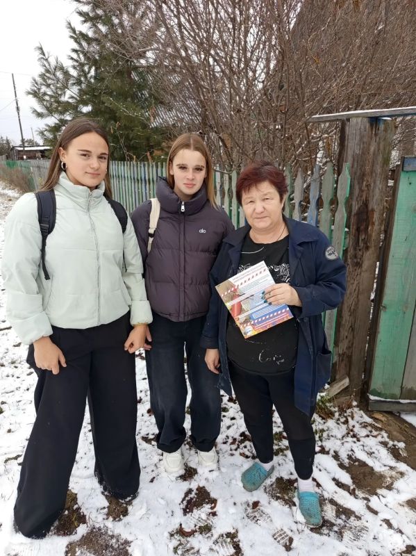 «Пока тепло»: волонтёры и пожарный инструктор обошли дома в Канифольном «Пока тепло»: волонтёры и пожарный инструктор обошли дома в Канифольном