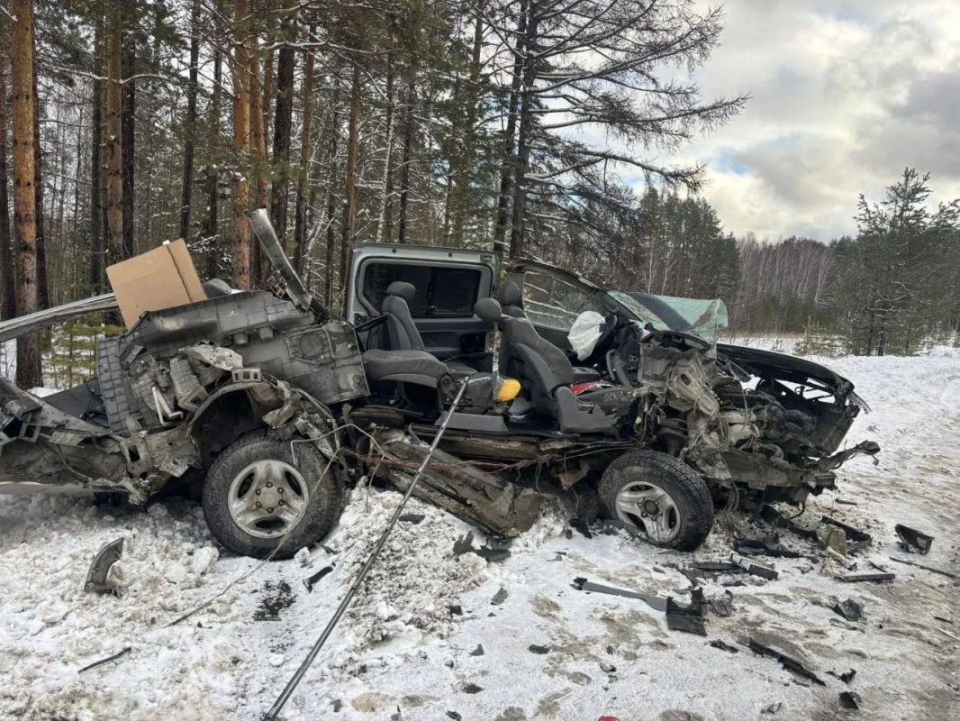 На трассе Красноярск — Енисейск Hyundai столкнулся с грузовиком