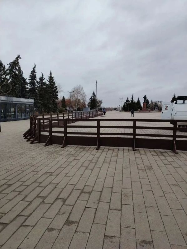 На площади Мира начали подготовку к открытию катка