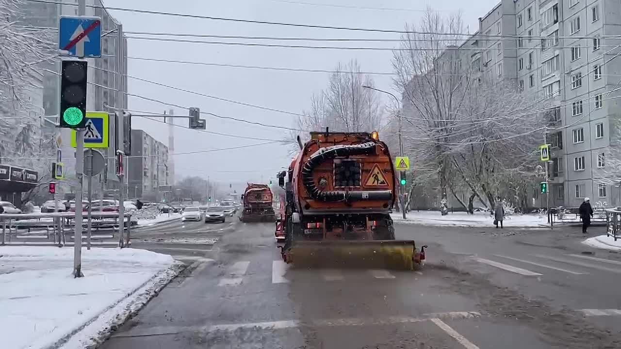Новые дорожные пылесосы в зимнем снаряжении вышли на уборку