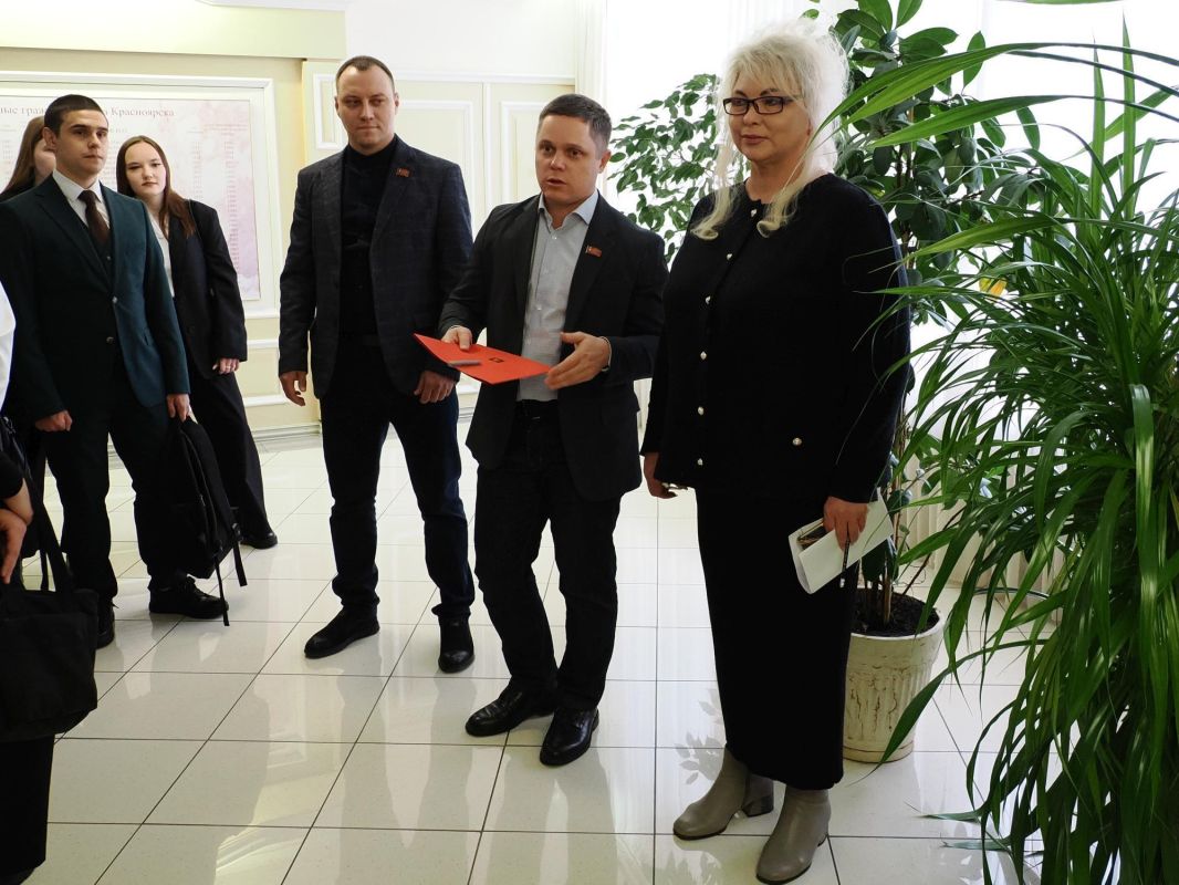 Сегодня на экскурсии в городском Совете побывали студенты юридического направления Красноярского аграрного техникума Сегодня на экскурсии в городском Совете побывали студенты юридического направления Красноярского аграрного техникума
