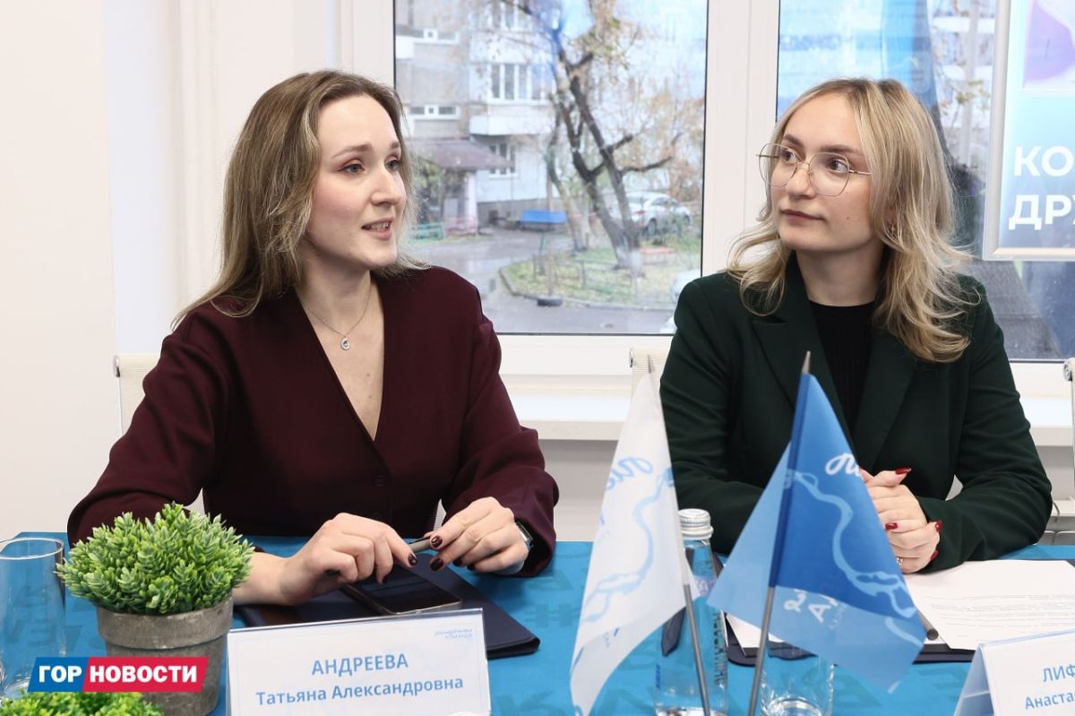 Молодёжной команде главы Красноярска вручили значки и дипломы Молодёжной команде главы Красноярска вручили значки и дипломы