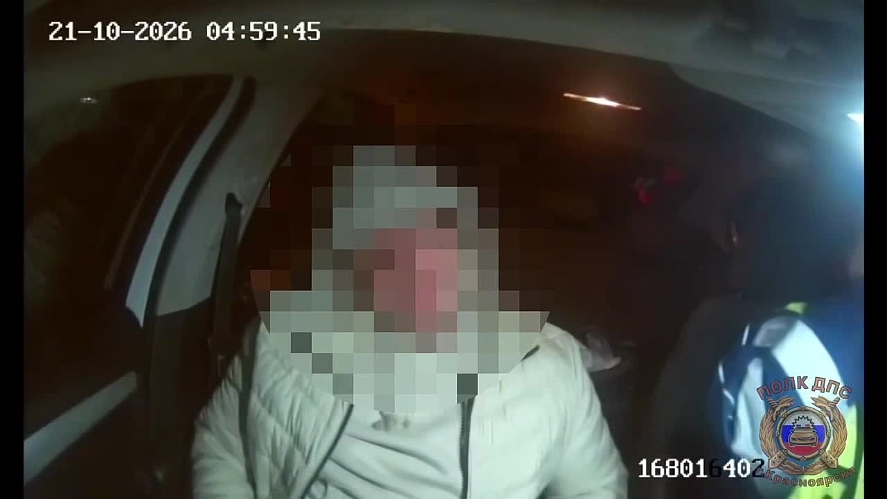 В Красноярске водитель пытался скрыться от ДПС и упал с трёхметрового обрыва